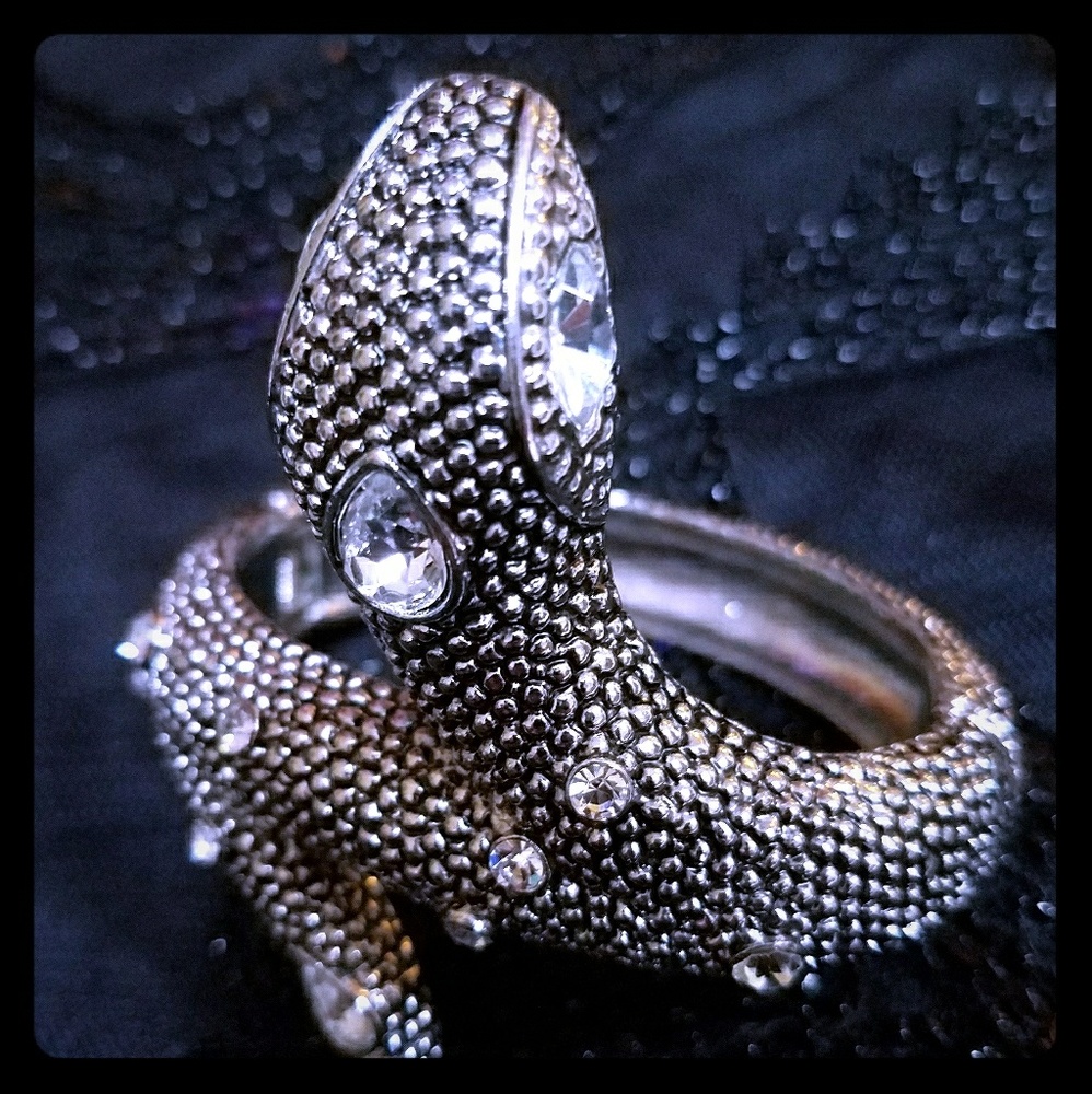 EUC GUESS Cleopatra Bracelet🌹
